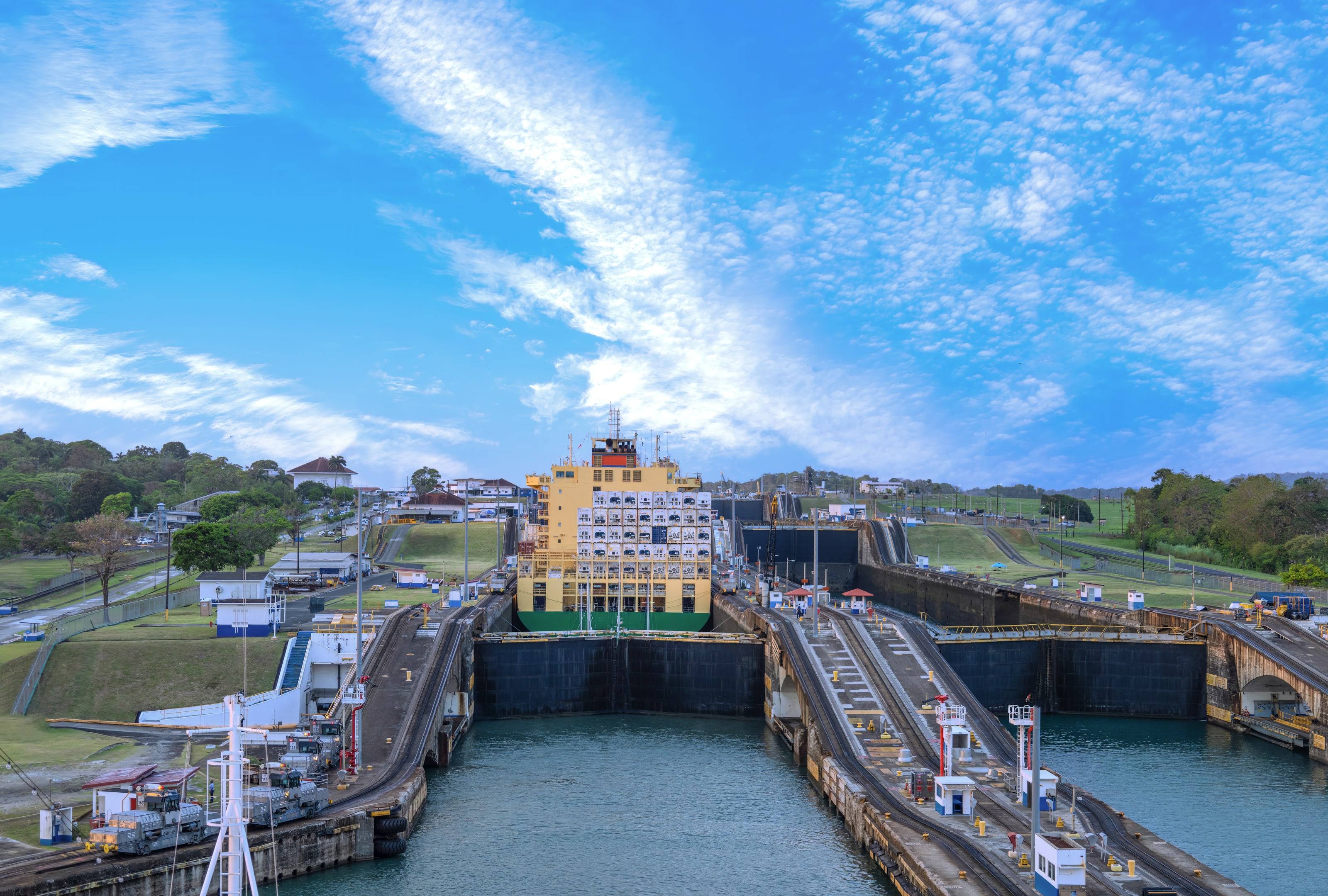 Un buque de carga dentro de las Esclusas de Miraflores del Canal de Panamá