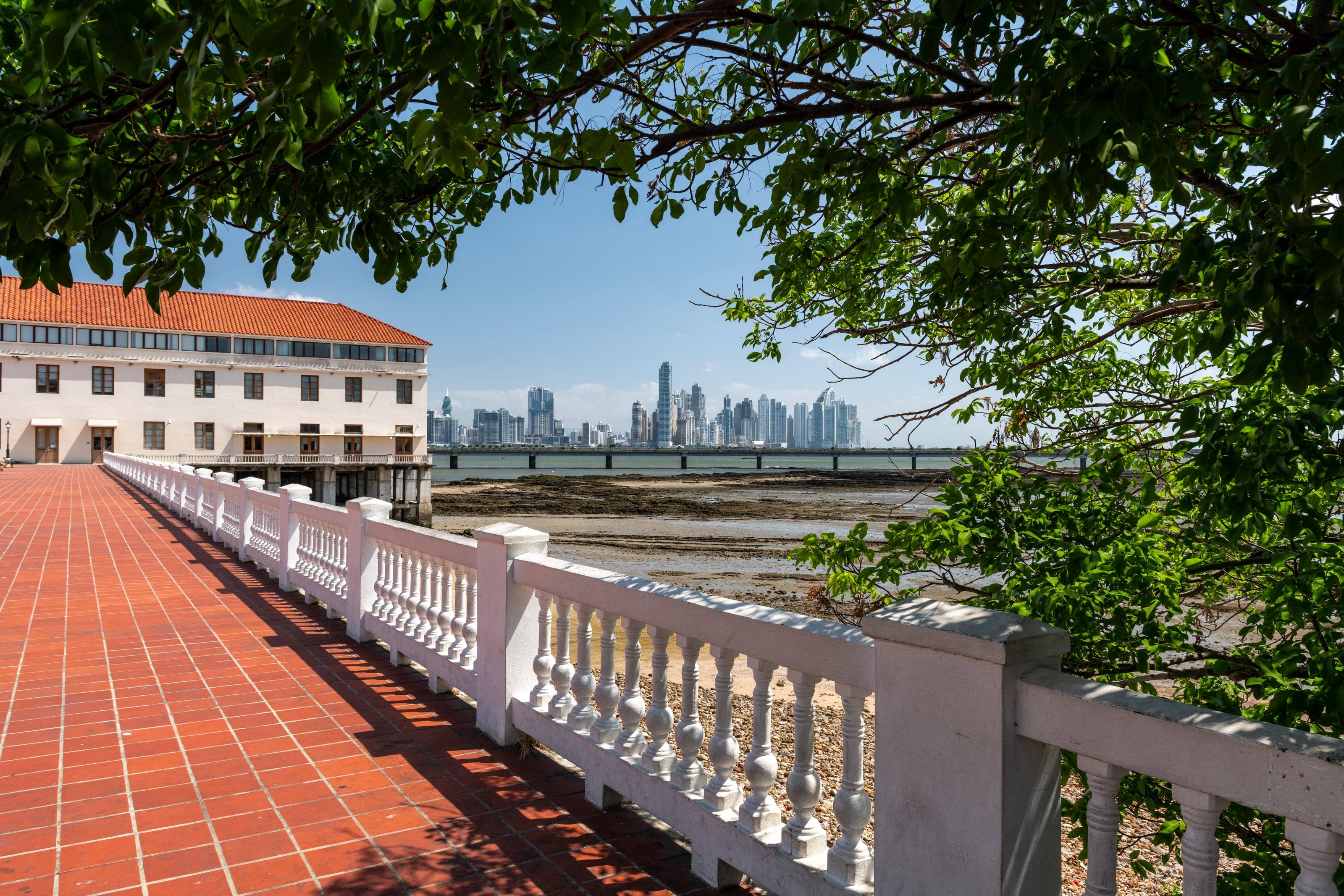 Skyline de la Ciudad de Panamá visto desde una balaustrada colonial en el Casco Antiguo