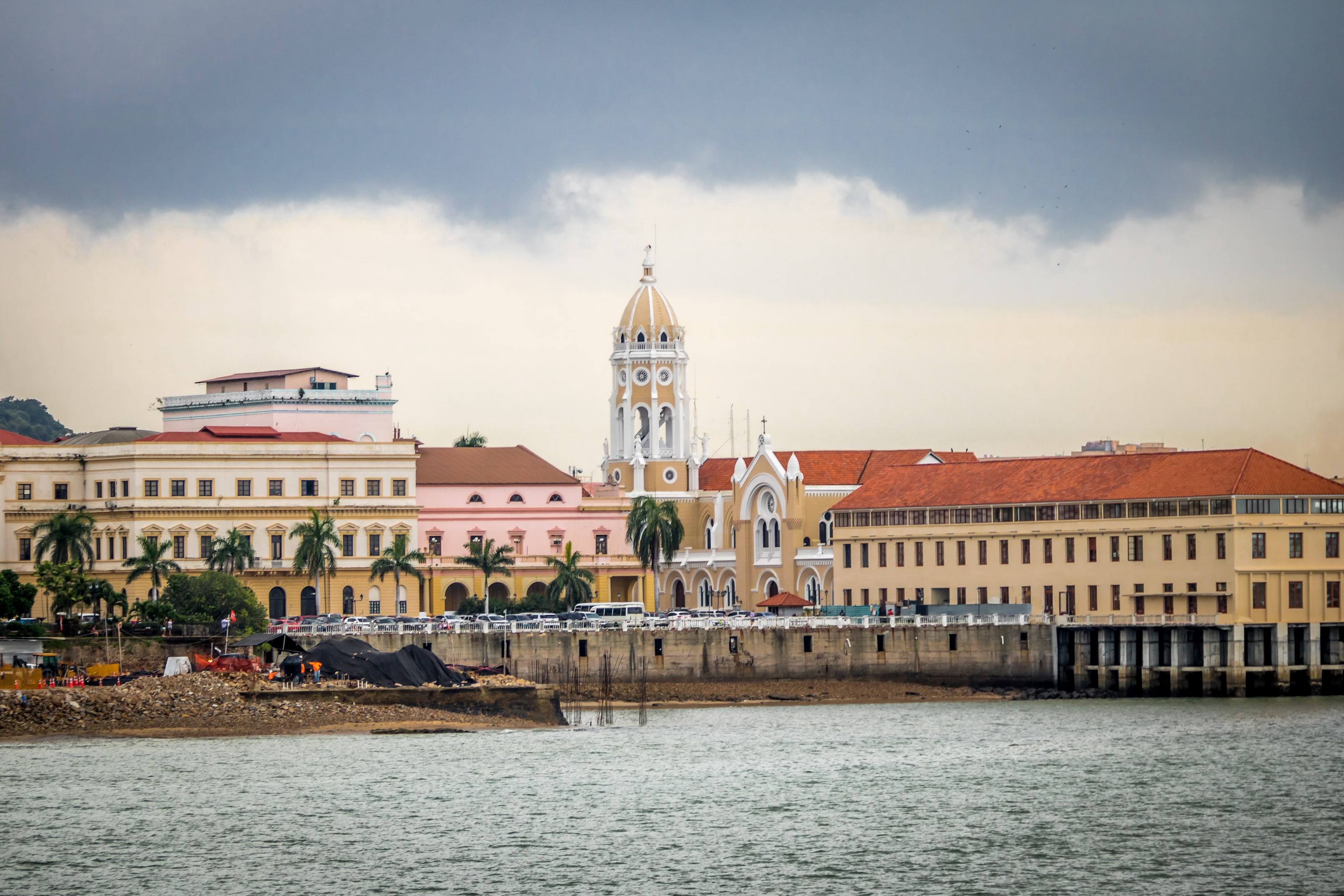 El Casco Antiguo visto desde la bahía, con la cúpula y el campanario de una iglesia colonial