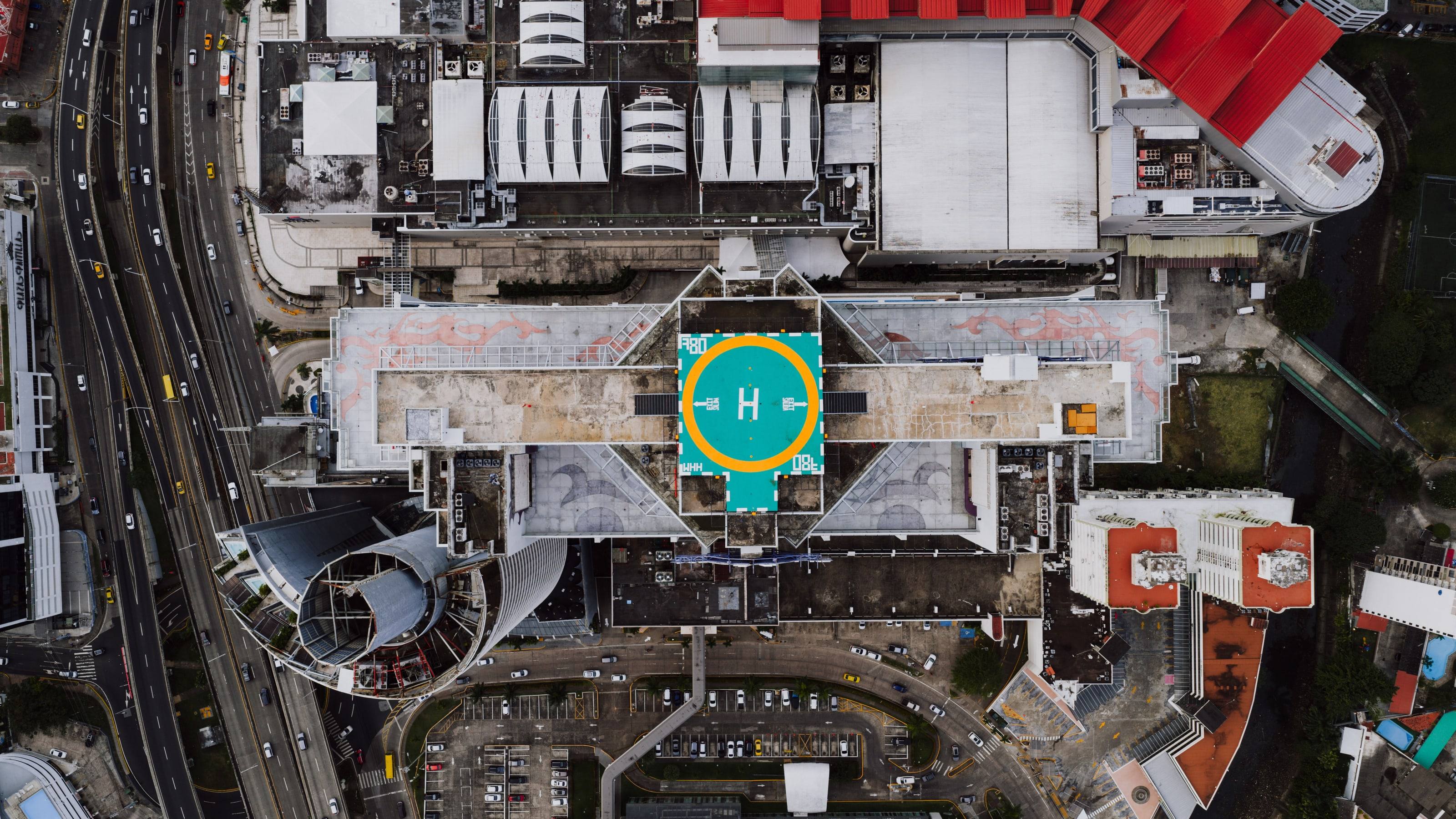 Un helipuerto en una azotea visto desde arriba