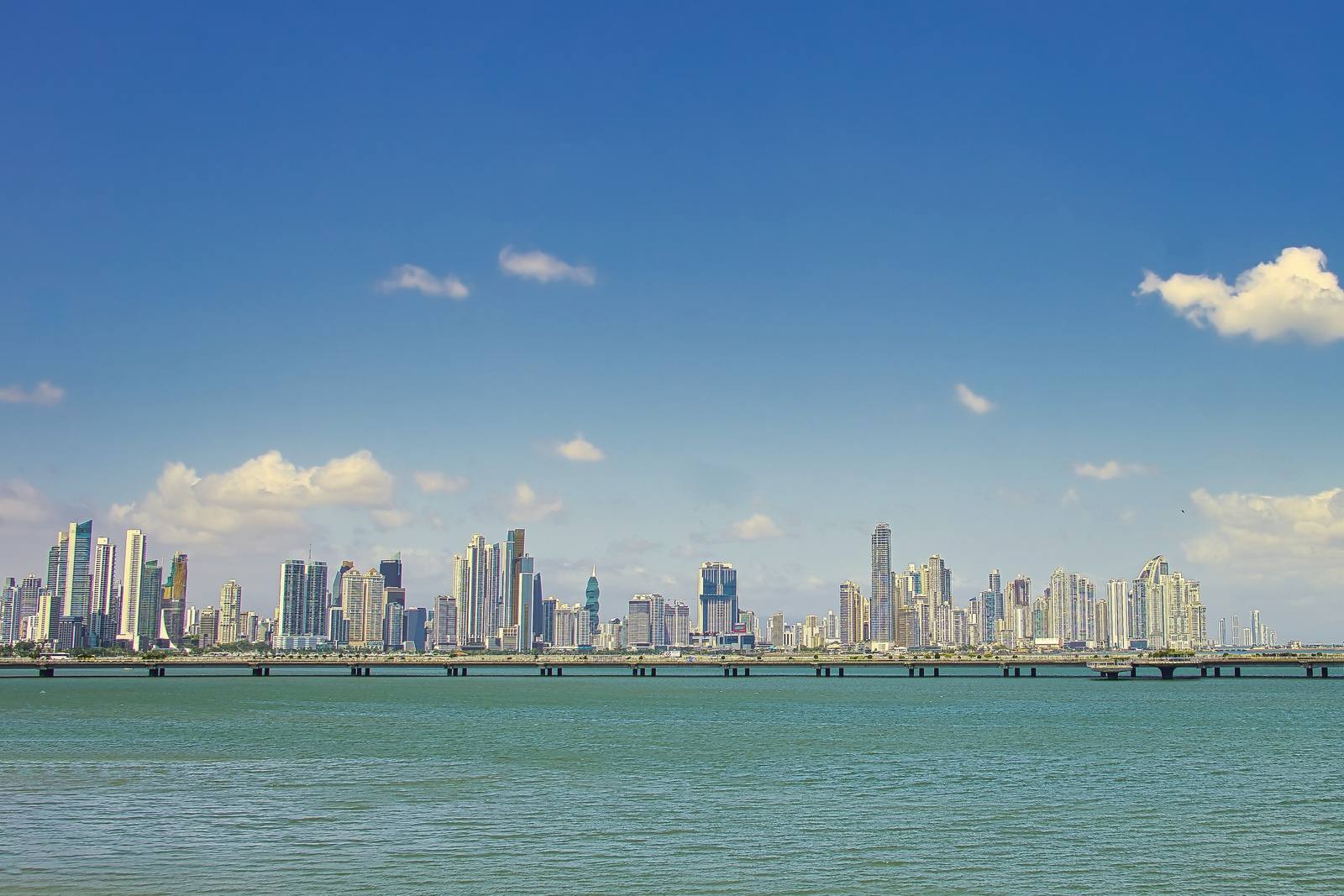 Skyline de la Ciudad de Panamá al otro lado de la bahía, con el viaducto marino de la Cinta Costera